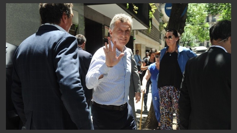 Macri al retirarse por sus propios medios de la clínica luego de la operación. 