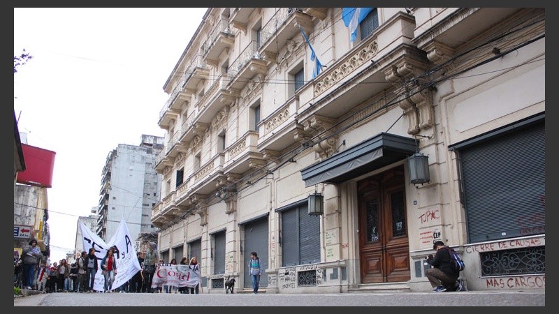 La marcha terminó en la sede del rectorado de la UNR en Maipú al 1000. (Alan Monzón/Rosario3.com)