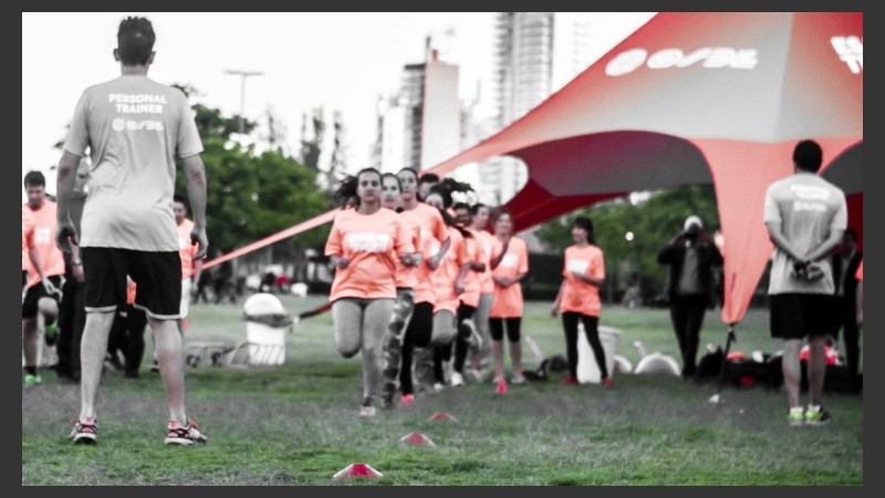 Lunes y miércoles de 19 a 20:30 los socios de Osde se reúnen a entrenar en Oroño y el río.