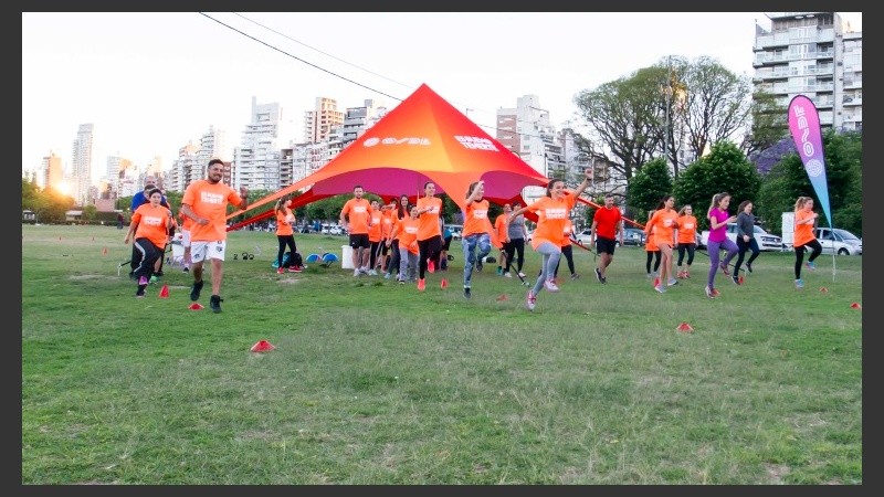 Lunes y miércoles de 19 a 20:30 los socios de Osde se reúnen a entrenar en Oroño y el río.