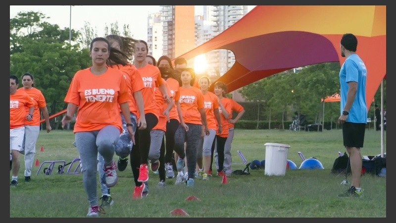 Lunes y miércoles de 19 a 20:30 los socios de Osde se reúnen a entrenar en Oroño y el río.