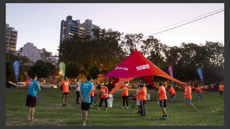 Lunes y miércoles de 19 a 20:30 los socios de Osde se reúnen a entrenar en Oroño y el río.
