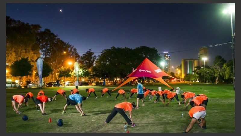 Lunes y miércoles de 19 a 20:30 los socios de Osde se reúnen a entrenar en Oroño y el río.