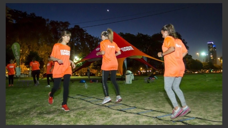 Lunes y miércoles de 19 a 20:30 los socios de Osde se reúnen a entrenar en Oroño y el río.