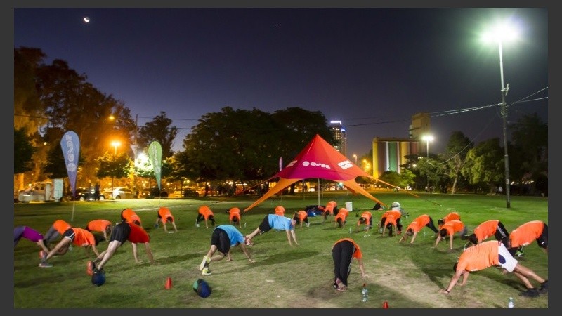 Lunes y miércoles de 19 a 20:30 los socios de Osde se reúnen a entrenar en Oroño y el río.