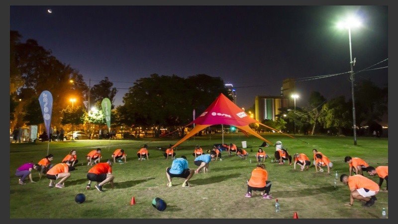 Lunes y miércoles de 19 a 20:30 los socios de Osde se reúnen a entrenar en Oroño y el río.