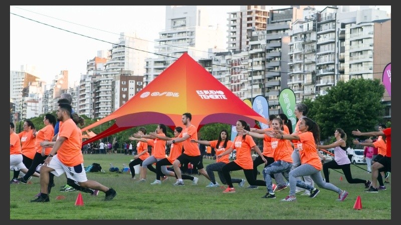 Lunes y miércoles de 19 a 20:30 los socios de Osde se reúnen a entrenar en Oroño y el río.