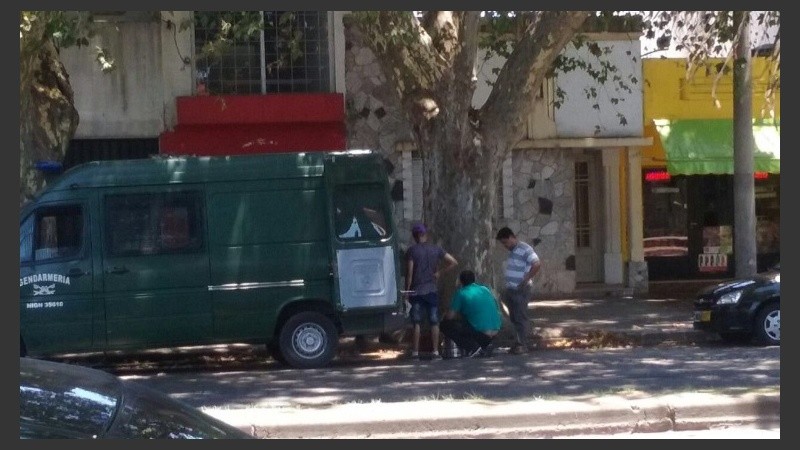 El momento en que cargan los barriles en el vehículo de Gendarmería. 