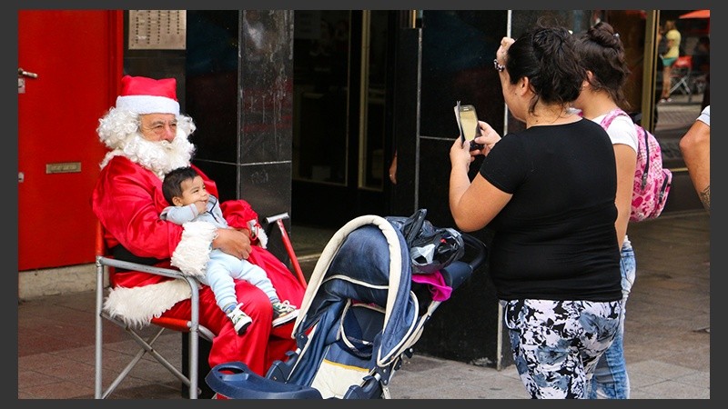 Una fotito con Papá Noel. (Rosario3.com)