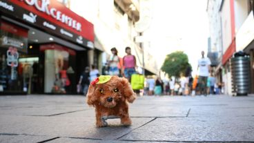 Un perrito eléctrico, una de las opciones para el árbol que se puede encontrar en las peatonales. (Rosario3.com)