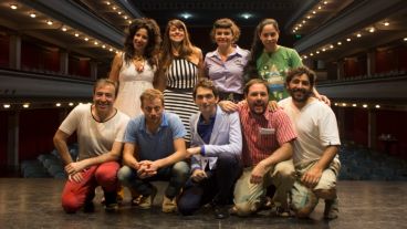 El elenco de "Mi vecino es un Wifi", una coproducción de La Comedia. El ciclo Un verano fresquito apunta a poner en valor el trabajo de los artistas de la ciudad.
