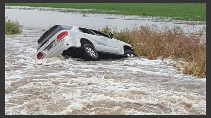 Un auto volcado sobre la Ruta 14, a la altura de la localidad de Arminda, a 40 kilómetros de Rosario.