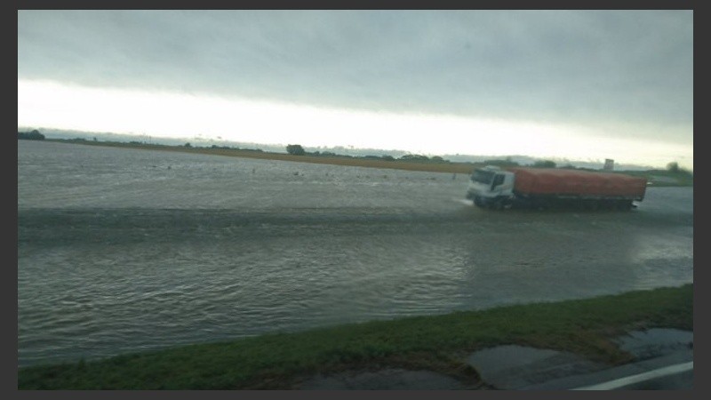Desde las 3 cortada la autopista Buenos Aires-Rosario por desborde.