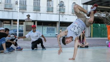 La plaza Montenegro es el lugar elegido para moverse al ritmo de la música. (Alan Monzón/Rosario3.com)