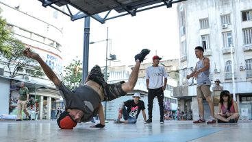 La plaza Montenegro es el lugar elegido para moverse al ritmo de la música. (Alan Monzón/Rosario3.com)