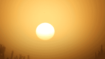 Un sol enorme en medio de un aire pesado.