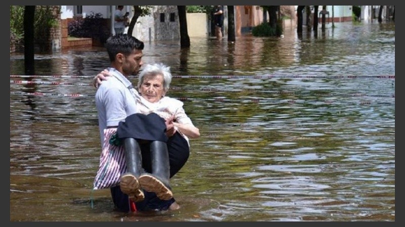 Andrés rescató a su abuela en brazos. 