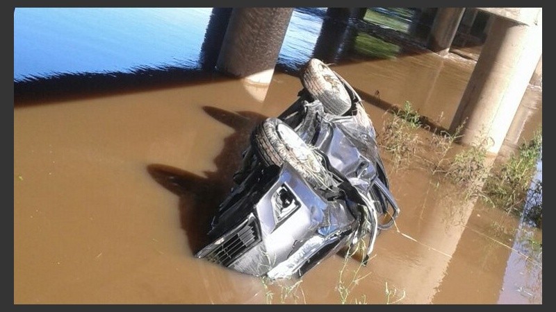 El Toyota Corolla cayó por el cantero central al agua.