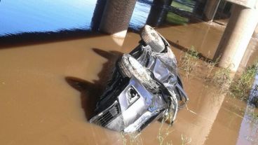 El Toyota Corolla cayó por el cantero central al agua.