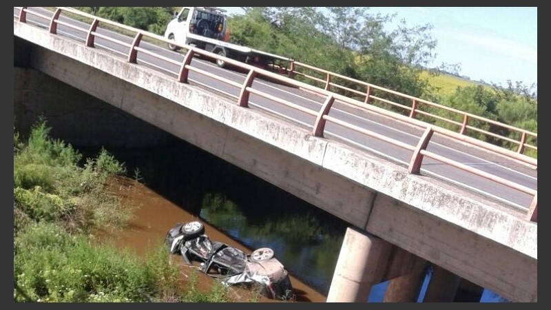 El Toyota Corolla cayó por el cantero central al agua.