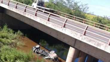 El Toyota Corolla cayó por el cantero central al agua.