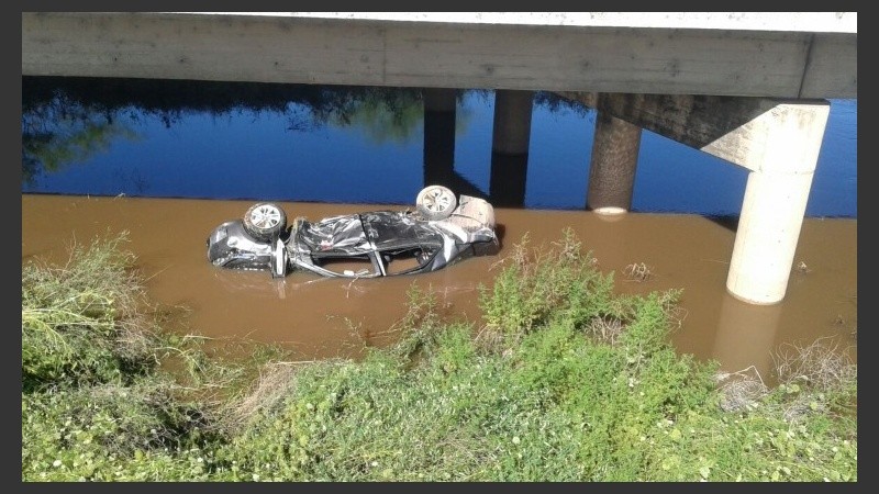 El Toyota Corolla cayó por el cantero central al agua.