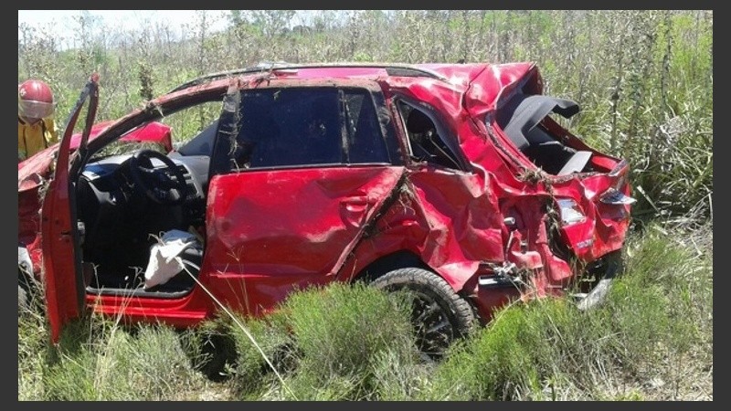 Así quedó el Suran rojo después de varios vuelcos.