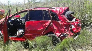 Así quedó el Suran rojo después de varios vuelcos.