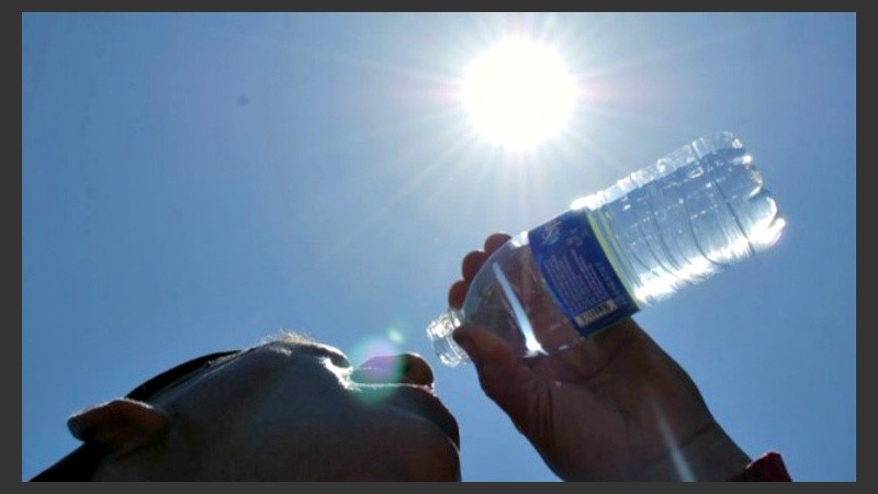 Para evitar los golpes de calor es fundamental ingerir alimentos frescos y livianos y mantenerse hidratado.