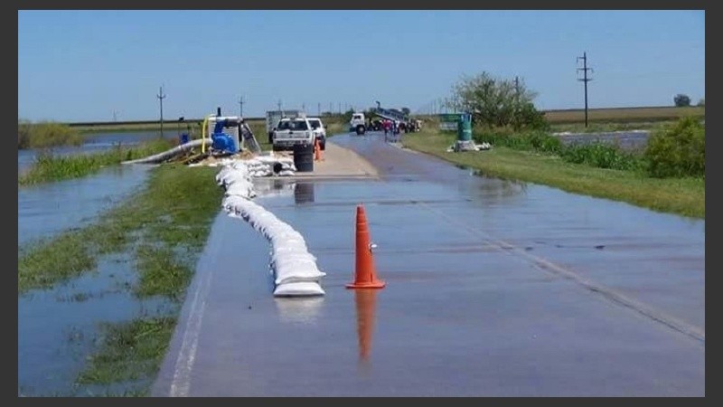 Refuerzan defensas ante la llegada de más agua a Teodelina.