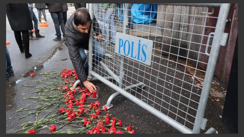 Una persona deja flores frente a la disco Reina, de Estambul.
