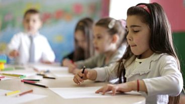 La obra de Mónica Kac aborda las diferencias entre el juego, los juegos y el jugar como práctica subjetivante.