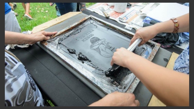 Los jóvenes recibieron un certificado por su formación y expusieron sus trabajos.