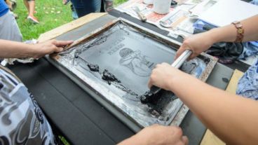 Los jóvenes recibieron un certificado por su formación y expusieron sus trabajos.