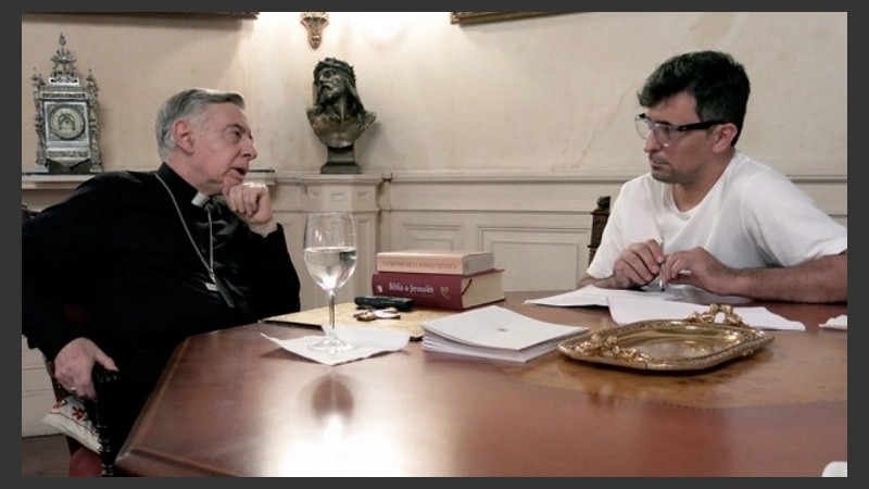 Una imagen de la entrevista con monseñor Aguer. 