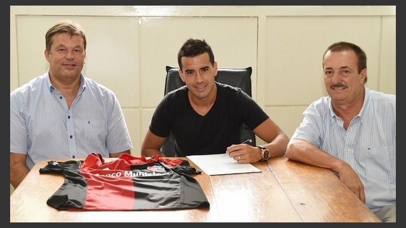 El momento de la firma de Mansilla.