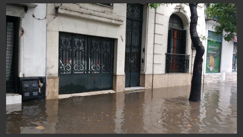 La zona de Ovidio Lagos y 9 de Julio, al borde de la inundación.