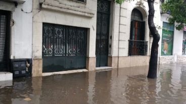 La zona de Ovidio Lagos y 9 de Julio, al borde de la inundación.