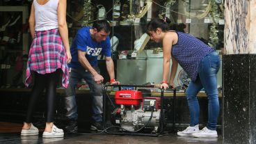 Un transformador subterráneo de la EPE explotó y dejó sin luz a comercios de Peatonal Córdoba.