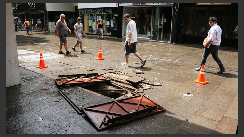 Un transformador subterráneo de la EPE explotó y dejó sin luz a comercios de Peatonal Córdoba.