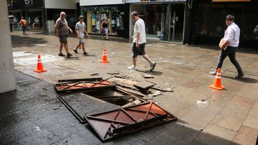 Un transformador subterráneo de la EPE explotó y dejó sin luz a comercios de Peatonal Córdoba.