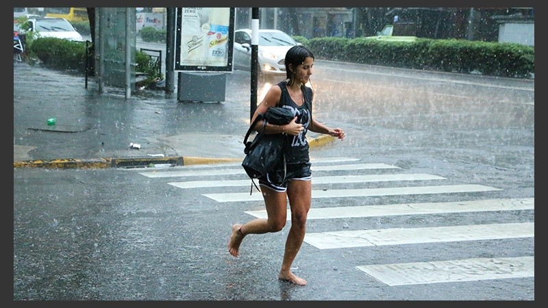 Instantáneas de la lluvia en Rosario.