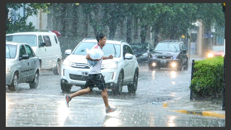 Instantáneas de la lluvia en Rosario.