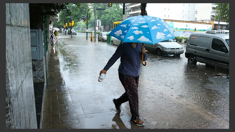La lluvia sorprendió a muchos en Rosario. 