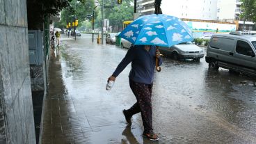 La lluvia sorprendió a muchos en Rosario.
