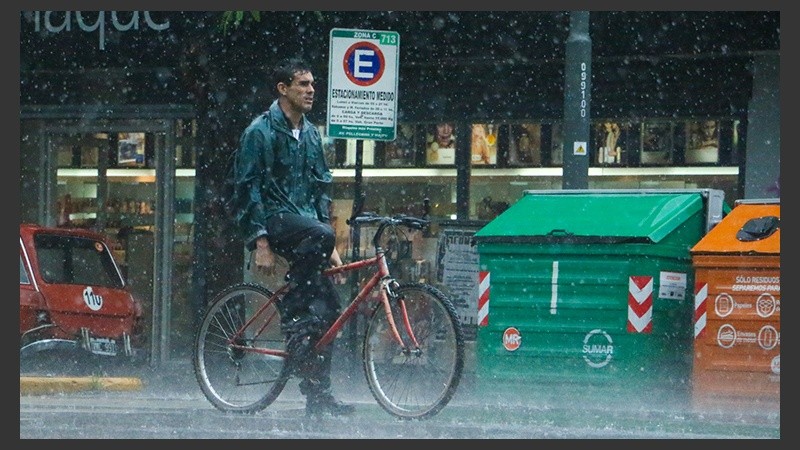 Instantáneas de la lluvia en Rosario.