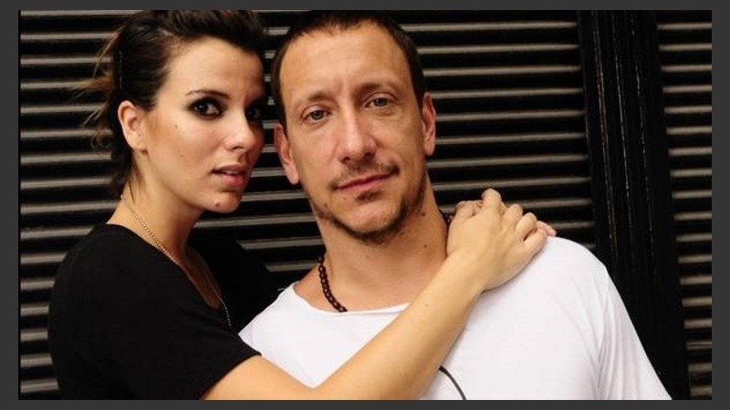 Nico Vázquez, acompañado de su mujer Gimena Accardi.