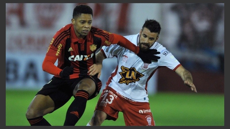 San Román, en su último club en el país: Huracán.