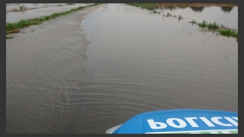 Agua sobre las rutas, una postal que se repite en estos días. 