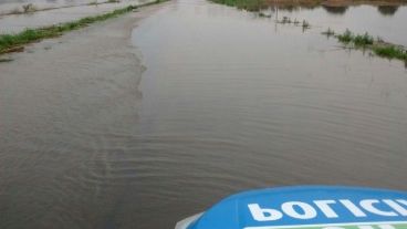 Agua sobre las rutas, una postal que se repite en estos días.